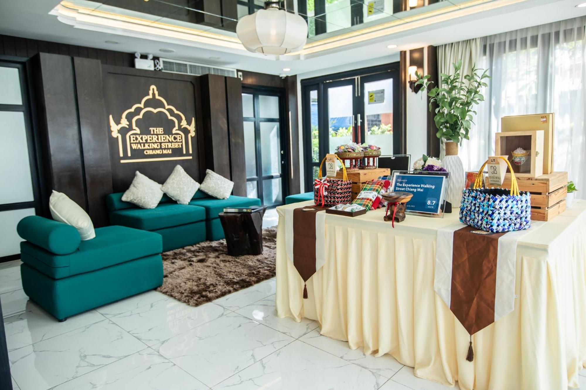 The Experience Walking Street Chiang Mai Hotel Bagian luar foto