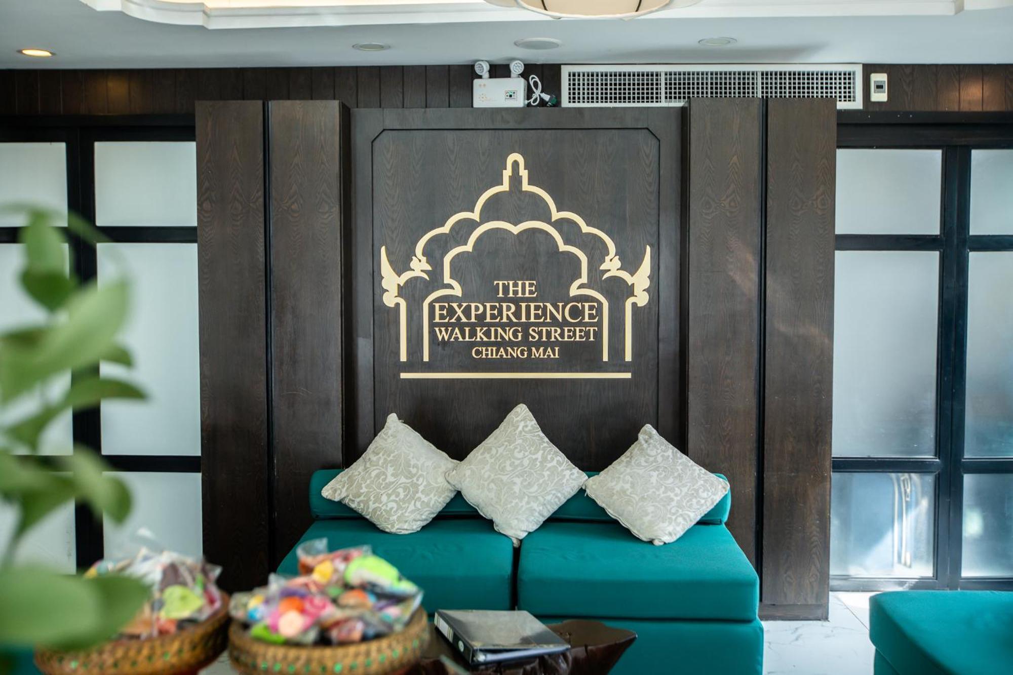 The Experience Walking Street Chiang Mai Hotel Bagian luar foto