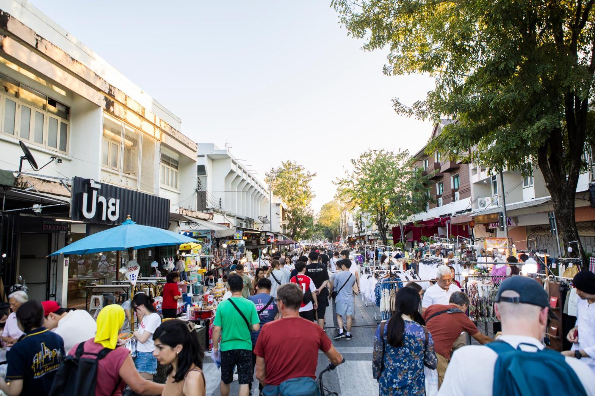 The Experience Walking Street Chiang Mai Hotel Bagian luar foto