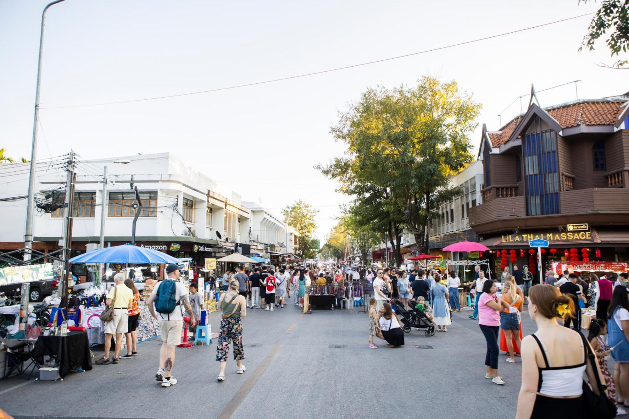 The Experience Walking Street Chiang Mai Hotel Bagian luar foto