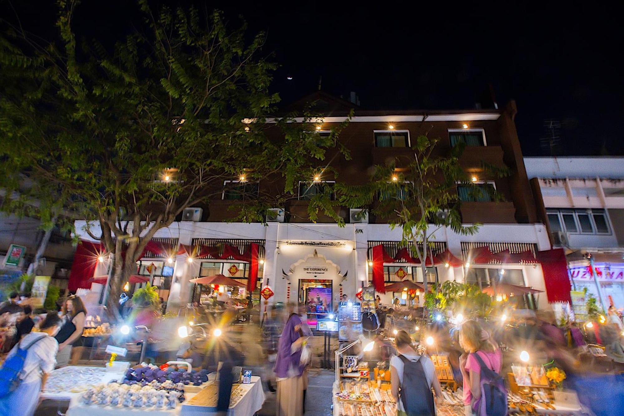 The Experience Walking Street Chiang Mai Hotel Bagian luar foto
